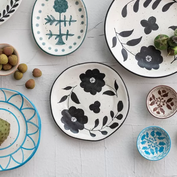 imageCreative CoOp Organically Shaped Edge Stoneware Floral Design Black and White Plate