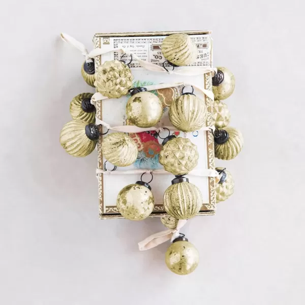 imageCreative CoOp Embossed Antique Silver Mercury Glass Ornamental Garland XC5496Matte White