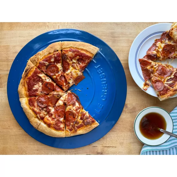 Le Creuset Stoneware Round Pizza Stone, 15 in., Sea Salt